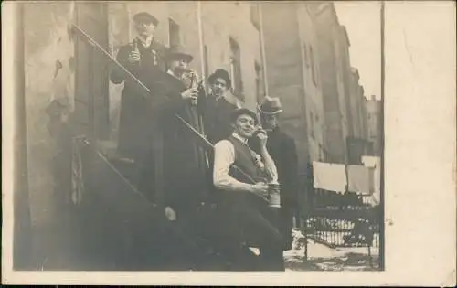 Menschen / Soziales Leben - Männer mit Bier Hintereingang 1922 Privatfoto