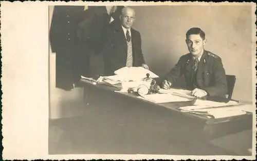 Foto  Berufe Männer Uniform am Schreibtisch 1932 Privatfoto