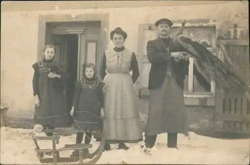 Ansichtskarte  Familien Gruppenfoto Kinder mit Schlitten Vater mit Fasan 1915