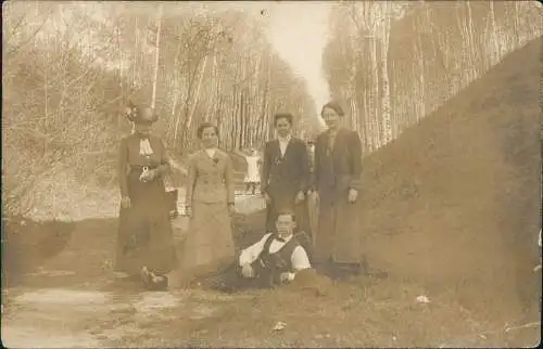 Ansichtskarte  Frauen feine Kleidung im Birkenwald 1914  gel. Stempel Röderau