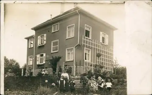 Foto  Familie vor ihrem Haus im Garten 1928 Privatfoto