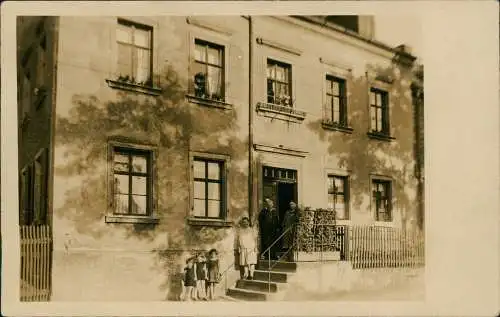 Ansichtskarte  Hausfassade Privataufnahmen mit Menschen Stadthaus 1927