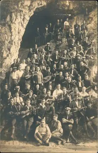 Ansichtskarte  Große Wandergruppe Gitarren am Höhleneingang 1915