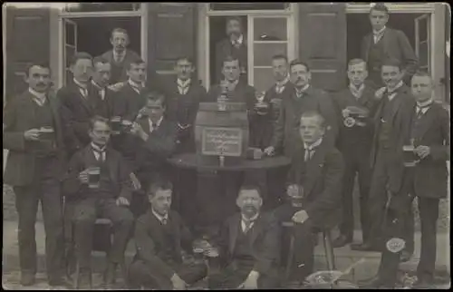 Ansichtskarte  Männer beim Bier stehen um Fass 1912