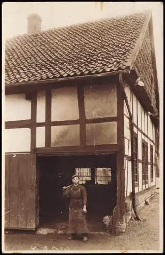 Foto  Berufe Schmied vor Werkstatt im Fachwerkhaus 1922 Privatfoto