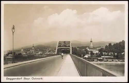 Ansichtskarte Deggendorf Auf der Brücke - Blick zur Stadt 1930