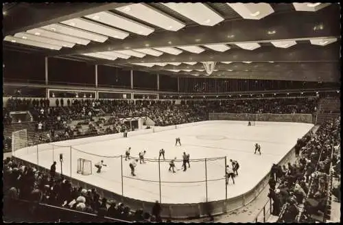 Garmisch-Partenkirchen Olympia Eishalle während eines Eishockeyspieles 1965