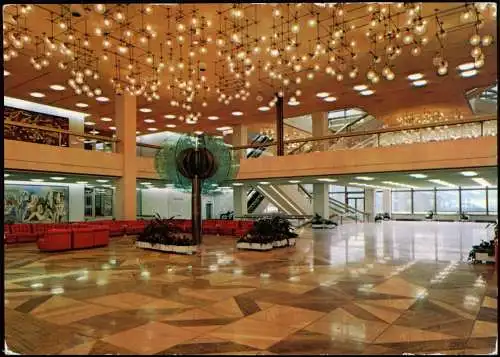 Berlin Palast Republik: Hauptfoyer mit Gläserner Blume  Galerie Palastes 1976