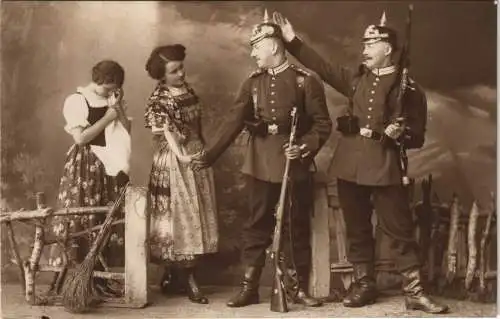 Abschied - Soldaten Pickelhaube und Frauen Atelierfoto Militaria 1916