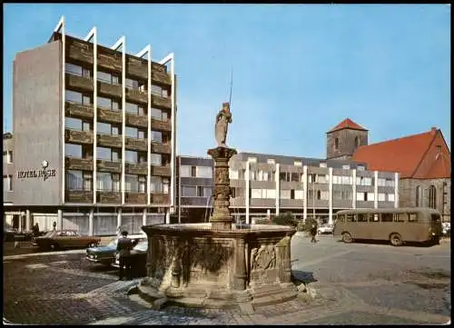 Hildesheim Marktplatz mit dem Hotel Rose und dem Rolandsbrunnen 1965