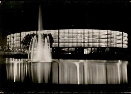 Ansichtskarte Dortmund Westfalenhalle beleuchtet bei Nacht, Wasserspiele 1956