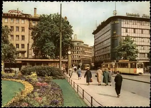 Düsseldorf Leute Personen Tram Straßenbahn am Corneliusplatz 1964