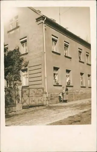 Ansichtskarte Oederan Familie vor Mehrfamilienhaus 1924 Privatfoto