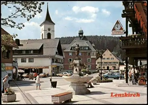 Ansichtskarte Lenzkirch Stadtteilansicht, Platz, Geschäfte, Autos 1984