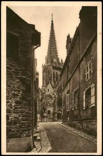 Vitré Une vieille rue avec échappée sur l'Église Notre-Dame 1920