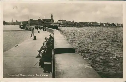 Ansichtskarte Warnemünde-Rostock Auf der Mole - Blick zum Leuchtturm 1935