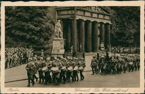 Ansichtskarte Berlin Ehrenmal, Die Wache zieht auf. 1942