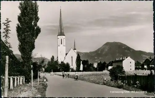 Freilassing (bis 1923 Salzburghofen) Straßenpartie mit Kirche 1955