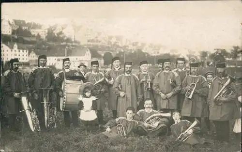 Ansichtskarte Horb am Neckar Fotokarte Musikgruppe vor der Stadt 1911