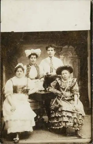 Ansichtskarte  Familie in Tracht im Wohnzimmer Zeitgeschichte 1908