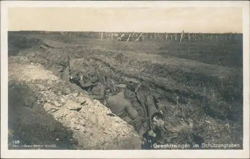 Militär/Propaganda 1.WK Erster Weltkrieg Gewehrreinigen im Schützengraben 1917
