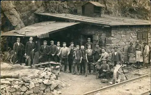 Berufe /Arbeit: Arbeiter mit großen Hämmern vor Steinhütte 1913 Privatfoto