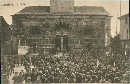 CPA Vouziers Vouziers Soldaten vor der Kirche WK1 Militaria 1917  gel Feldpost Kranken Transport Abteilung