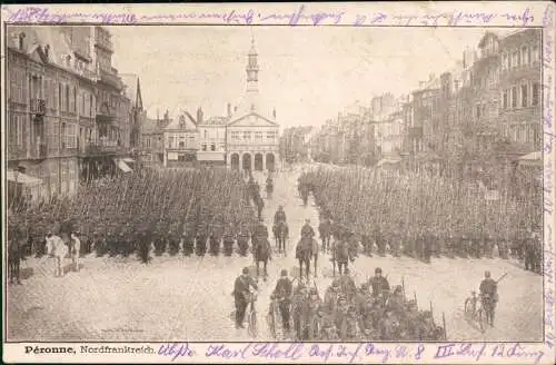 CPA Péronne WK1 Soldaten auf dem Markt 1915  gel. Feldpost