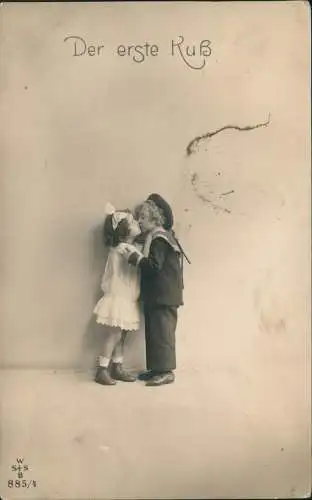 Ansichtskarte  Kinder Künstlerkarte Der erste Kuss - Fotokarte 1918