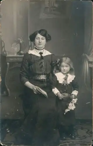 Ansichtskarte  Frau u. Kind Atelierfoto 1915  gel. Feldpost Dobrilugk Doberlug