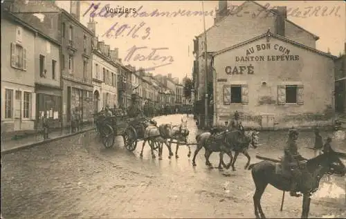 CPA Vouziers  Soldatenkolonne auf der Straße WK1 1916  gel. Feldpoststempel