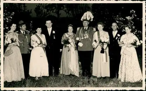 Köln Vorsitzende des Schützenvereines mit Frauen 1965 Privatfoto Foto