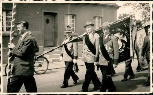 Foto Köln Umzug des Schutzenverein mit Banner 1965 Privatfoto Foto