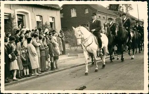 Köln Schützenverein Umzug mit Pferd und Banner 1965 Privatfoto Foto