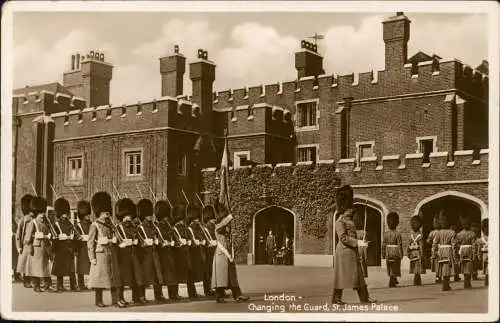 Postcard London Changing the Guard, St. James Palace. 1937