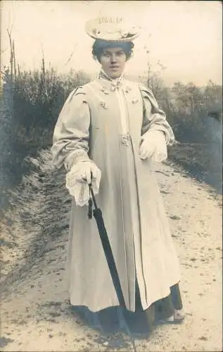 Menschen / Soziales Leben - Frau in eleganter Kleidung Schirm und Hut 1912