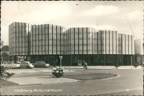 Ansichtskarte Wolfsburg Kulturzentrum, Autos u.a. VW Käfer 1969