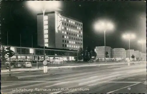 Ansichtskarte Wolfsburg Rathaus mit Kulturzentrum b. Nacht VW Käfer 1965