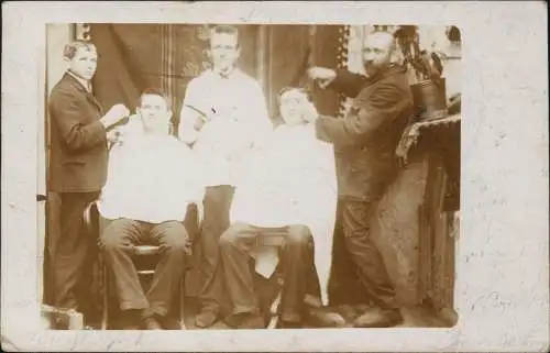 Fotokarte  Berufe Beruf Jungen beim Friseur Frisör 1911   gel. Feldpost Greiz