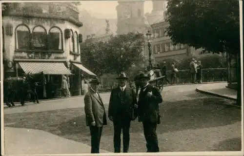 .Frankreich Männer vor Cafe Chapeaux GABY Fourrures 1929 Privatfoto