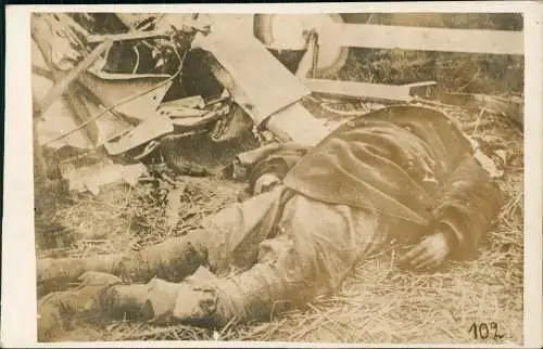 Toter Soldat abgestürzten Flugzeug Militär Propaganda WK1 Erster Weltkrieg 1915