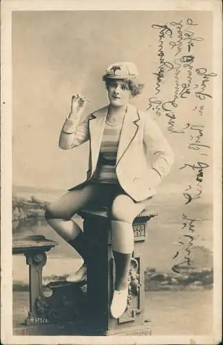 Menschen / Soziales Leben hübsche freche Frau mit Zigarette 1904
