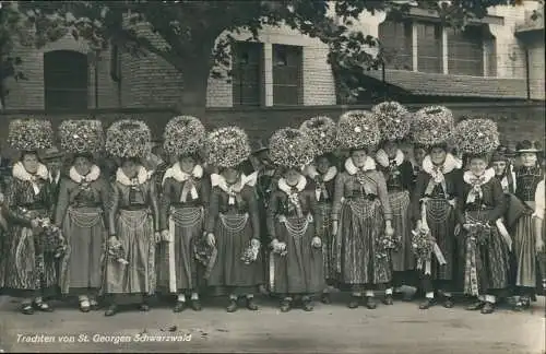 St. Georgen (Schwarzwald) Frauen in Tracht Typen - Fotokarte 1928