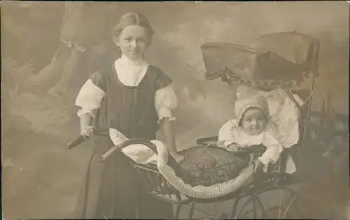 Ansichtskarte  Mädchen mit Kleinkind im Kinderwagen Atelierfoto 1912