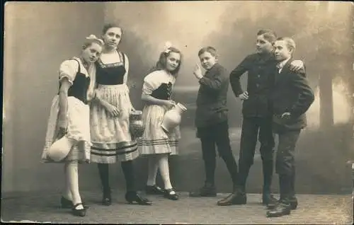 Fotokunst Atelierfoto Mädchen mit Milchkannen Jungen im Anzug 1912 Privatfoto