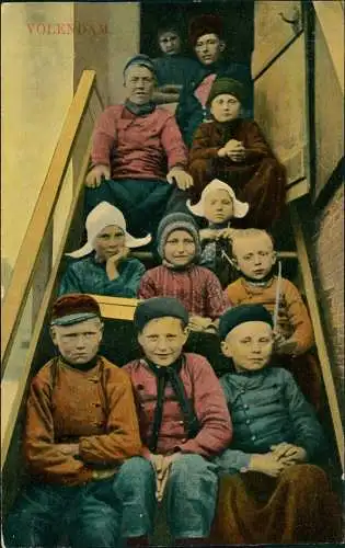 Edam Volendam Trachten Typen Großfamilie auf Treppe 1912  Holland Niederlande