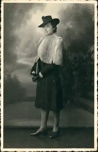 Menschen / Soziales Leben - Frau in feiner Kleidung Mode 1929 Privatfoto