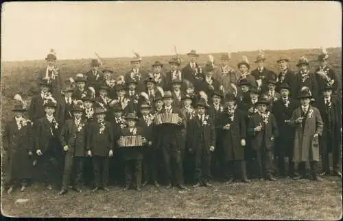 Männer Gruppe in Anzügen Akkordion - Hartmannsdorf 1917 Privatfoto