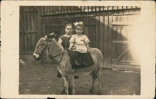 Ansichtskarte  Mutter mit Tochter auf Esel sitzend 1922 Privatfoto