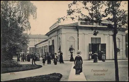 Franzensbad Františkovy Lázně Salzquelle Menschen in feiner Kleidung 1912